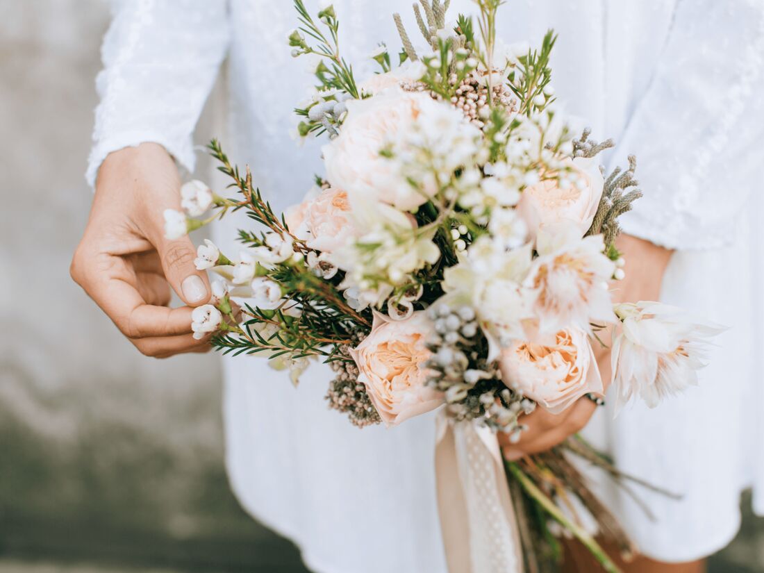 Florist merangkai buket